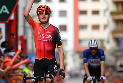 Carlos Rodríguez vince a Eibar l'ultima tappa dell'Itzulia 2024 © INEOS Grenadiers