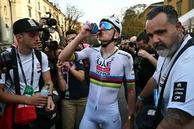 Pogačar scortato in moto, la misura di sicurezza del team UAE