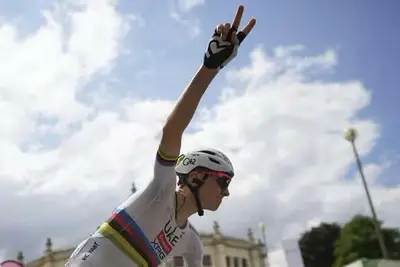 Tadej Pogacar conquista la centesima vittoria in carriera con il successo nella quarta tappa del Tour de France 2025 © France Info / Thibault Camus / AP