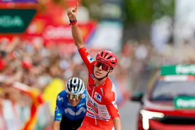 Tadej Pogačar batte Enric Mas in volata ©La Vuelta
