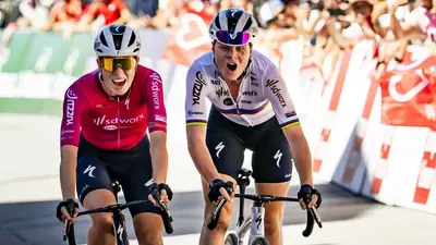 La volata al photofinish tra Demi Vollering e Lottw Kopecky © Twitter Tour de Romandie