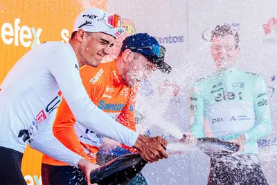 Isaac Del Toro, Stephen Williams e Luke Burns sul podio delle premiazioni © Tour Down Under