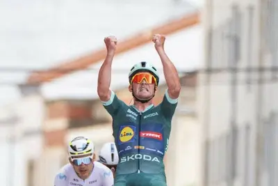 Mads Pedersen vince la quindicesima tappa della Vuelta a España 2025 © La Vuelta via X