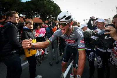 L'urlo di Mathieu Van der Poel in via Roma (© RCS Sport)