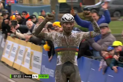 Van der Poel all'arrivo è una maschera di fango e stanchezza