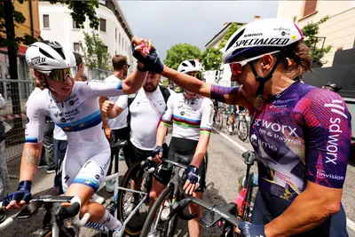 Lorena Wiebes e Barbara Guarischi dopo l'arrivo di Trento ©Giro d'Italia Women