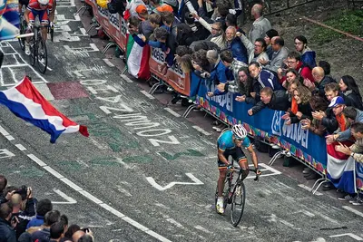 Philippe Gilbert sferra l'attacco decisivo sul Cauberg al mondiale del 2012 @ Michiel Jelijs (Wikimedia Commons)