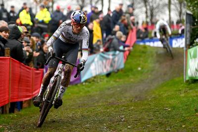 Tom Pidcock, qui in maglia iridata, ha rinunciato a questa stagione di ciclocross © INEOS Grenadiers