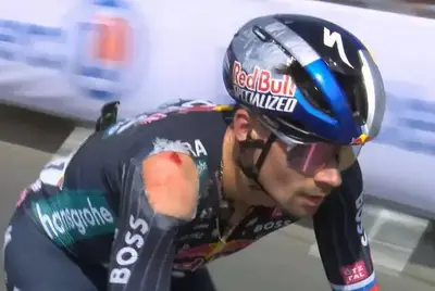 Primož Roglič dopo la caduta nella dodicesima tappa del Tour del France 2024