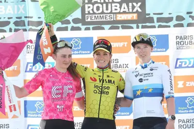 Pauline Ferrand-Prévot con Letizia Borghesi e Lorena Wiebes sul podio della Parigi-Roubaix Femmes 2025 ©Région Hauts-de-France via X
