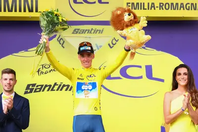 Romain Bardet in maglia gialla © Profilo X DSM-Firmenich