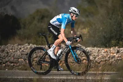 Nicolas Prodhomme in sella a una Van Rysel RCR Pro © Decathlon AG2R La Mondiale-P. Ballet/A.Broadway