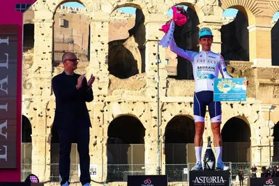 Antonio Tiberi premiato con la maglia bianca al Giro 2024 ©BHRVictorious via X