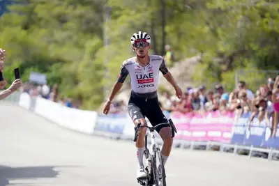 Isaac del Toro sul traguardo del Giro della Toscana 2025 @ X Marcelo Gallo