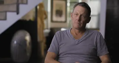 Lance Armstrong risponde alle domande di Marina Zenovich durante le riprese del documentario © IMDB