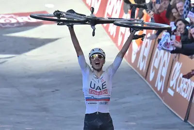 Tadej Pogacar vince la Strade Bianche 2024 © RCS Sport