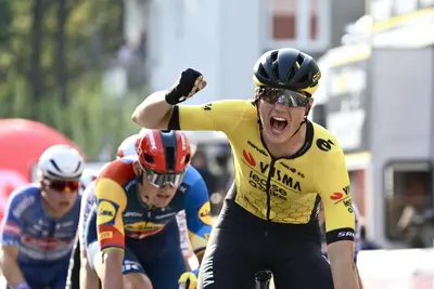 Olav Kooij sprinta per la vittoria nella quarta tappa del Tour de Pologne 2024