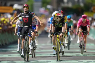 L'esultanza di Julian Alaphilippe sul traguardo di Carcassonne ©Team Visma Lease a Bike