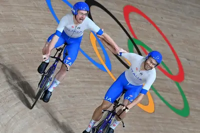 Simone Consonni e Filippo Ganna dopo l'oro nell'inseguimento a squadre a Tokyo nel 2025 ©GREG BAKER