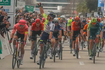 Gerben Thijssen vince a Lagos su Marijn van den Berg e Jordi Meeus © Volta ao Algarve
