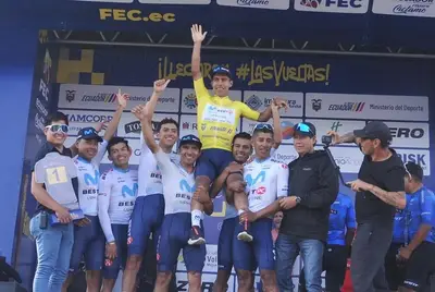 Richard Huera portato in trionfo dai compagni alla Vuelta al Ecuador © Byron Guamá
