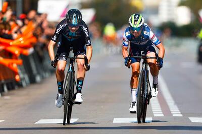 Elise Uijen precede Justine Ghekiere sul traguardo di Gandia © Team DSM