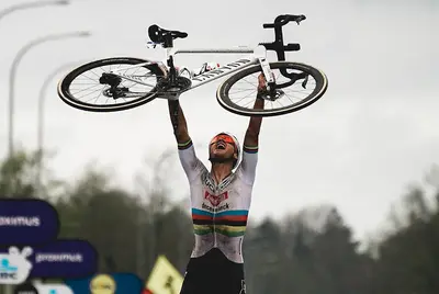 Mathieu van der Poel vince il Giro delle Fiandre 2024 © Ronde van Vlaanderen