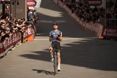 Demi Vollering vince in solitaria ©Strade Bianche