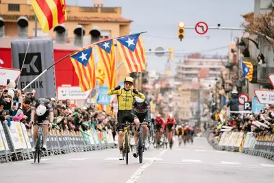 Matthew Brennan vince la prima tappa della Volta Ciclista a Catalunya 2025 © Volta a Catalunya via X