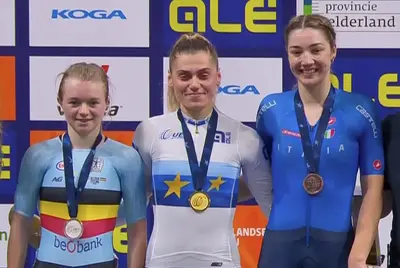 Il podio dello Scratch europeo 2024 con Lani Wittevrongel, la vincitrice Clara Copponi e Martina Fidanza