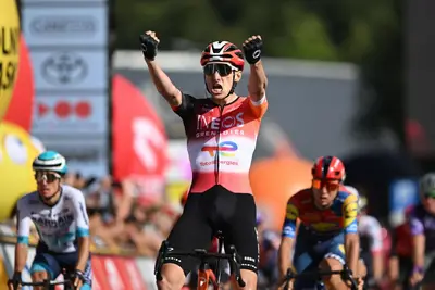 Ben Turner esulta sul traguardo della terza tappa del Tour de Pologne 2025 © Domestique / CorVos via X