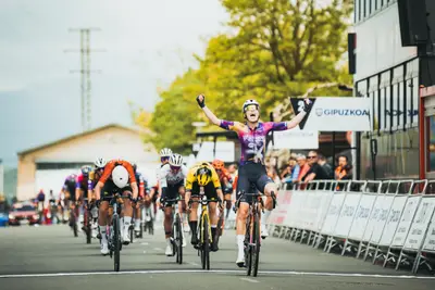 Mischa Bredewold vince la prima tappa ©Itzulia Basque Country (Foto Cxcling)