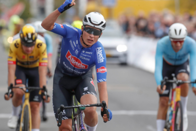 Jasper Philipsen precede Olav Kooij e Davide Bomboi alla Elfstedenrace ©Alpecin Deceuninck