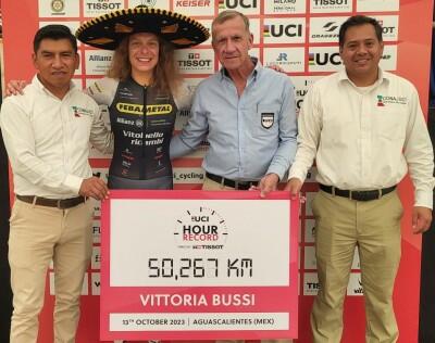 Vittoria Bussi festeggia il record dell'ora © UCI Cycling