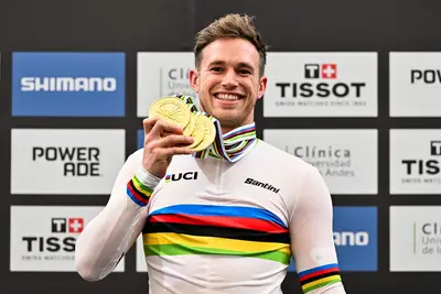 Lavreysen con le quattro medaglie d'oro conquistate ai Mondiali su pista 2025 di Santiago del Cile ©SWpix