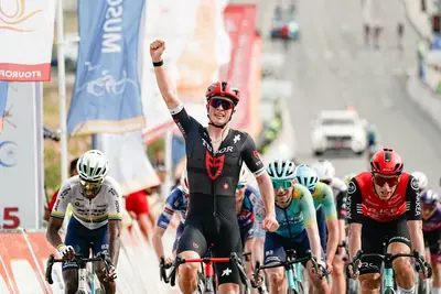 Rick Pluimers primeggia alla Muscat Classic 2025 © Tour of Oman via X