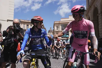 Jonas Vingegaard al via dell'ottava tappa del Giro d'Italia a Chieti accanto a Afonso Eulálio ©Giro d'Italia