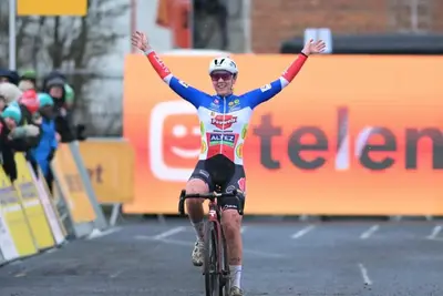 Amandine Fouquenet festeggia la sua vittoria a Gullegem ©DAVID PINTENS/Afp)