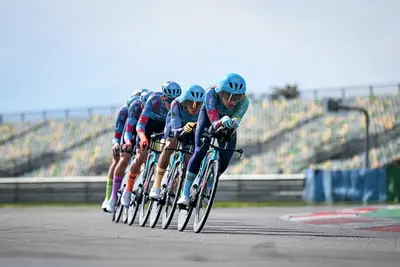 Gli uomini della XDS Astana impegnati nella cronosquadre della Parigi-Nizza © A.S.O. / Billy Ceusters