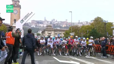 La protesta dei corridori prima del via (© via X @laflammerouge)