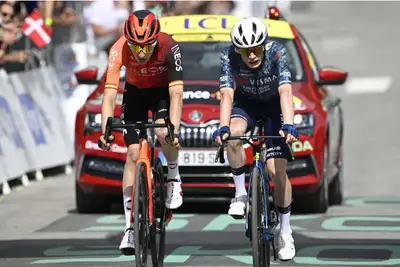 Jonas Vingegaard e Carlos Rodriguez affiancati sull'arrivo di Valloire, quarta tappa del Tour de France 2024