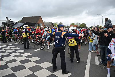 Giro delle Fiandre 2026: la polizia ferma il gruppo a un passaggio a livello ©Getty Images