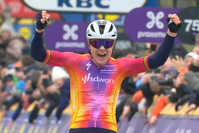 Lotte Kopecky esulta all'arrivo di Oudenaarde: il Giro delle Fiandre è ancora suo