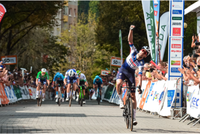 Kasper Asgreen esulta, Van Lerberghe e Merlier sullo sfondo completano la tripletta Quick-Step ©Tour of Slovakia