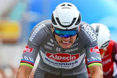 Mathieu van der Poel batte Arnaud De Lie nella terza frazione del Renewi Tour 2025 ©Getty images