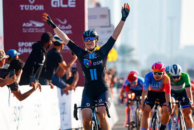 Seconda vittoria per Charlotte Kool allo UAE Tour 2023. Alle sue spalle Chiara Consonni e Lorena Wiebes © Team DSM