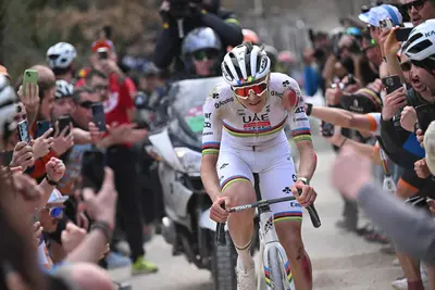 Pogačar lanciato verso la vittoria della Strade Bianche 2025, nonostante gli evidenti segni della caduta
