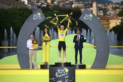 Tadej Pogačar riceve la sua terza maglia gialla ©Tour de France