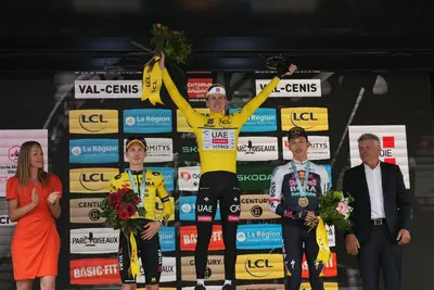 Pogacar, Vingegaard e Lipowitz sul podio del Criterium del Delfinato 2025 (© A.S.O.)
