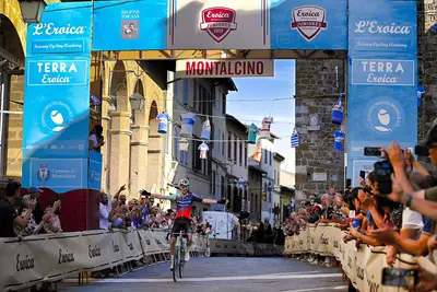 Van Kerckhove arriva a braccia alzate nel centro storico di Montalcino @Paolo Rinaldi